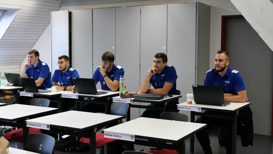 Futurs policists durant la scolaziun.  