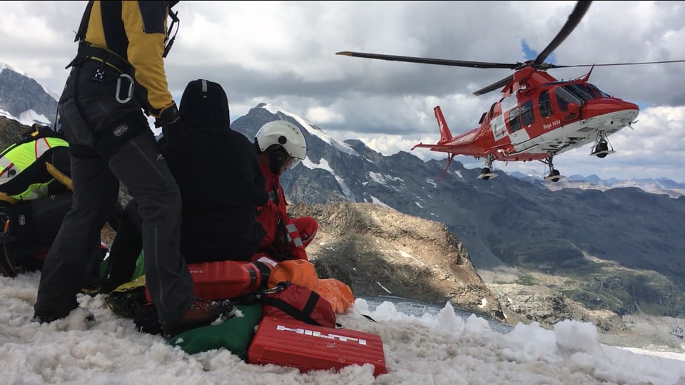 Helicopter che arriva al lieu.