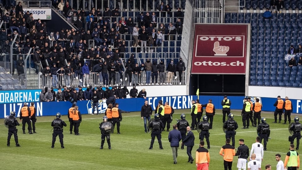 Situaziun sin plazza da ballape cun polizists e fans violents.