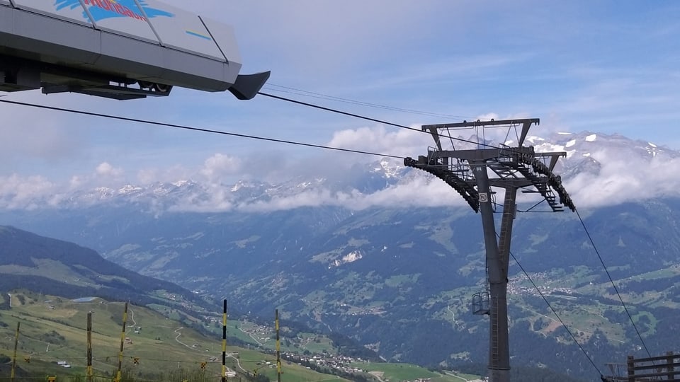 Giudair la survista sin il Piz Mundaun.
