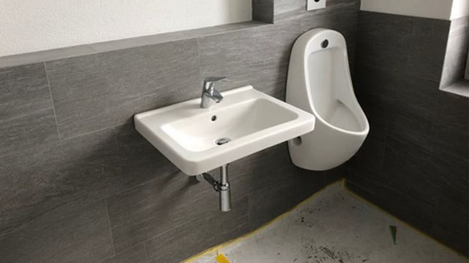 Plazza da lavur sco installatur sanitar, pissoir cun lavabo