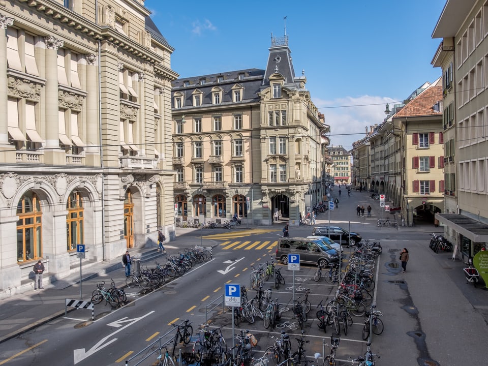 La plazza a la fin da la Aarbergergasse a Berna. Vista vers il Waisenhausplatz.