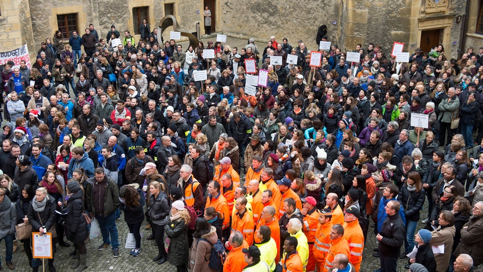 Ina fulla da glieud che stat sin in plaz per protestar. 