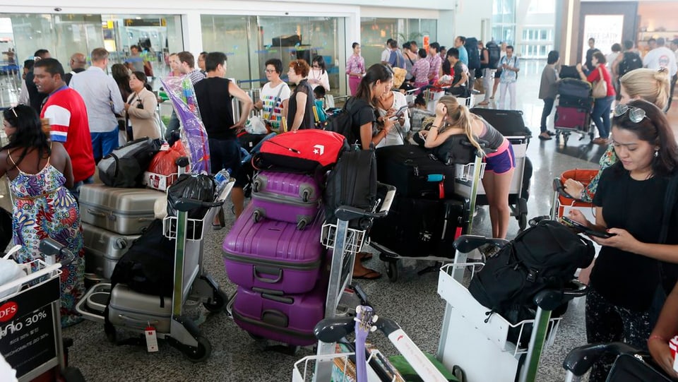 Tschients da turists èn bloccads sin ils eroports internaziunals en l'Indonesia. 