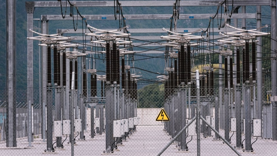 pilaster d'electricitad en regiun muntagnarda.