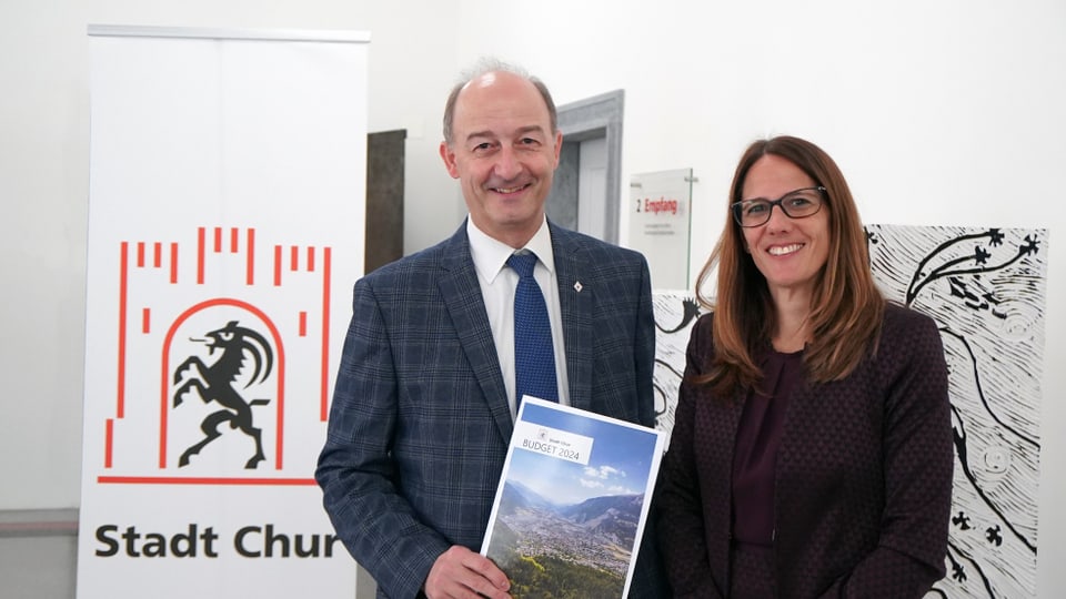 Urs Marti und Alexandra Hefti präsentieren das Budget 2024 der Stadt Chur.