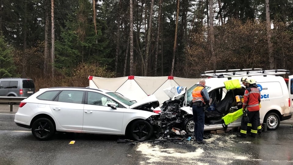 Ils dus autos cun donn total e pumpiers e policists. 