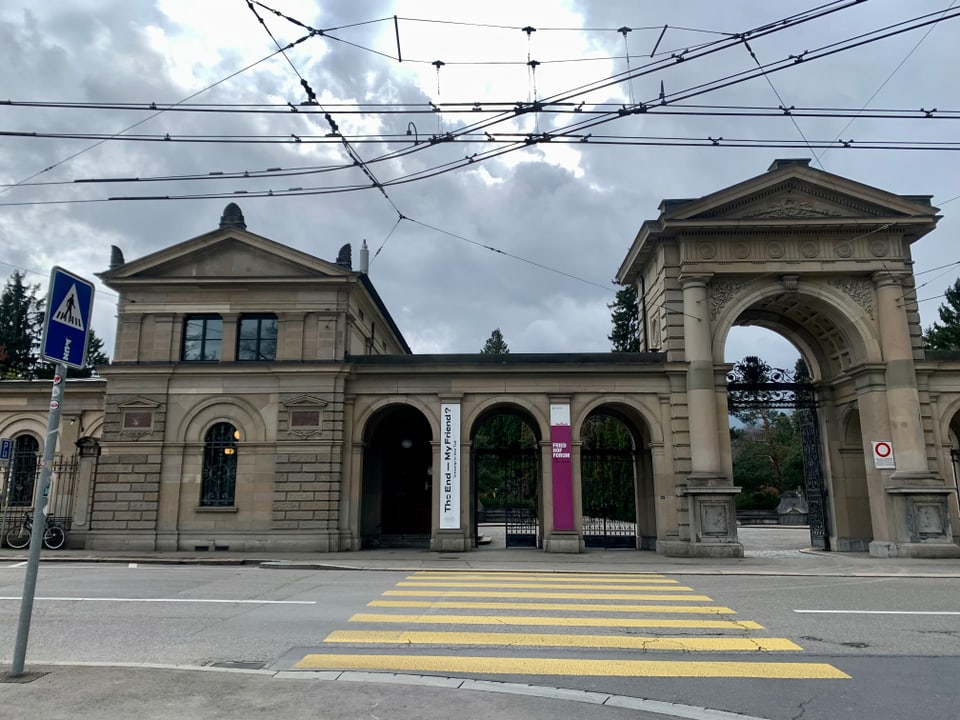 L'exposiziun ha lieu en il bajetg d'entrada marcant dal santeri Sihlfeld a Turitg.