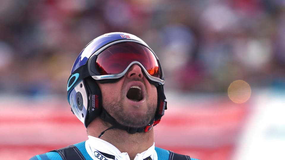 Aksel Lund Svindal cun chapellina e spieghel da sulegl da skis cotschen. Ins vesa mo il chau.