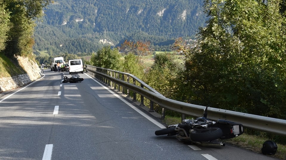 Duas motos derschidas sin la via e pli engiu autos. 