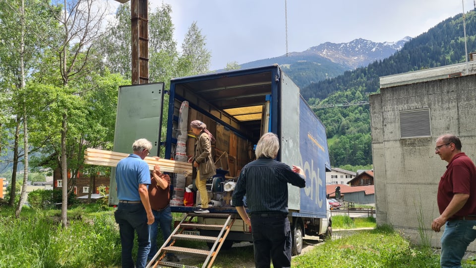 Der Bus mit den Kunstwerken von Matias Spescha muss ausgeladen werden. 