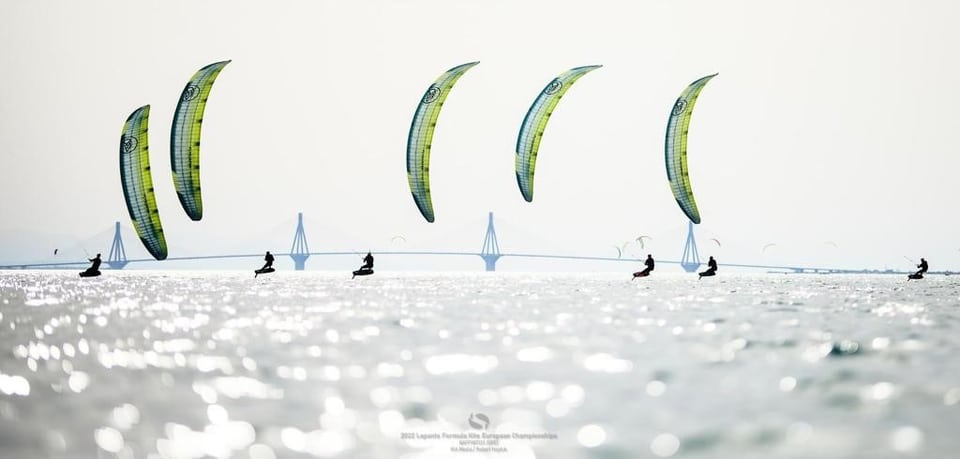 Mehrere Kites auf dem Wasser.