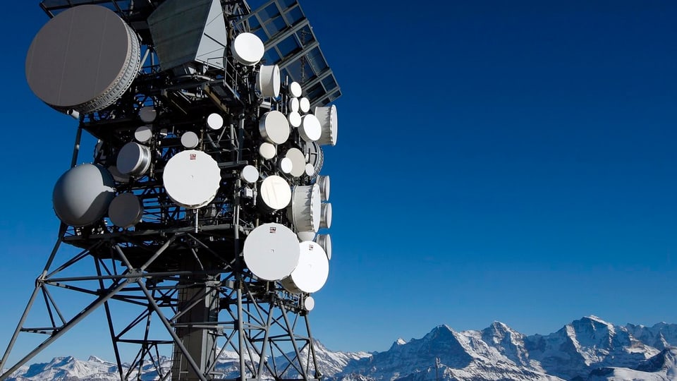 Purtret d'ina antenna da satellit en la muntogna. 