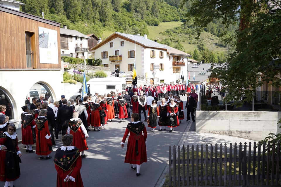 Der Festumzug am Bezirksgesangsfest in Müstair.