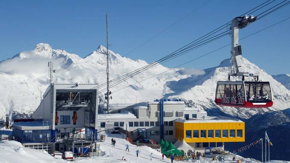 staziun da la pendiculara Corviglia, la cabina è gist partida