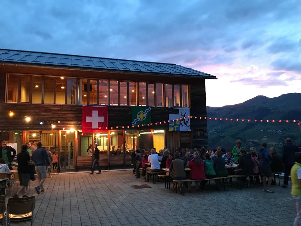 Il tschiel da la saira suenter in urizi, cun bellas colurs blau, cotschen in en l'auter.