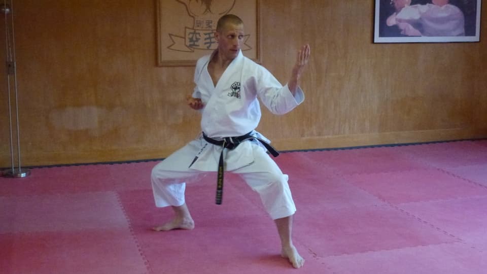 Domenic Lanicca durant in trenament en il dojo a Ruschein il 2015.