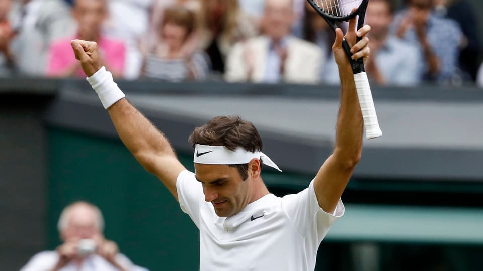 Purtret da Federer che stenda la bratscha en posa da victur. 
