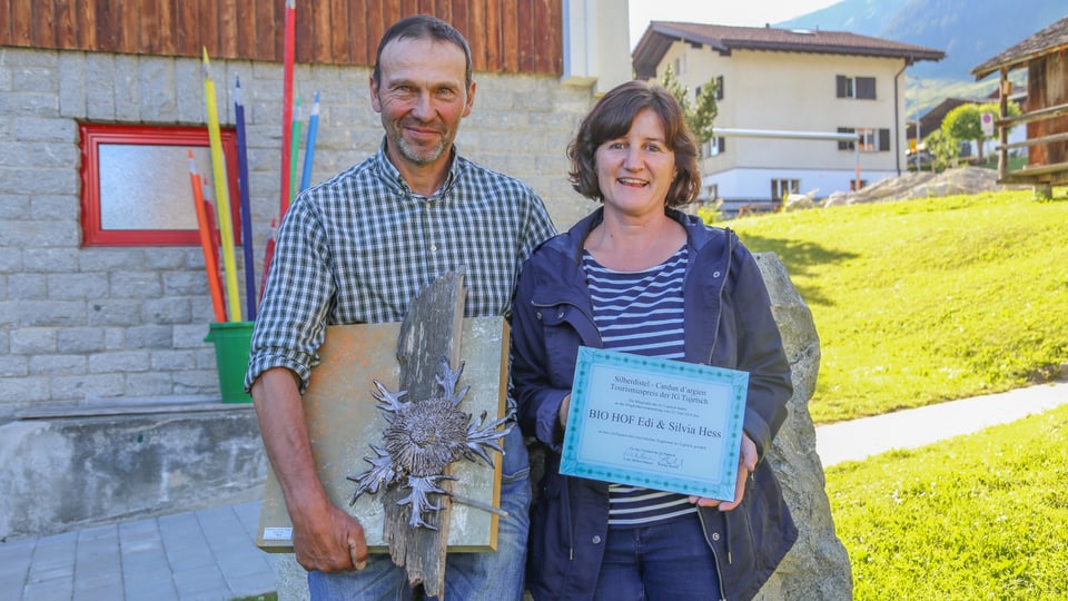 Silvia ed Edi Hess cun la sculptura Chardun d’argient.