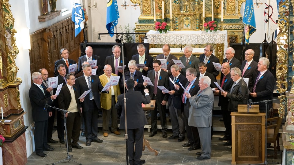 Il chor baselgia s. Gions Mustér vi da chantar en baselgia a Laax.