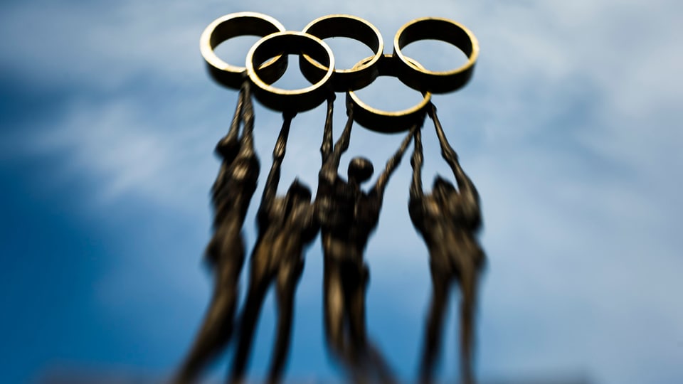 4 persunas che portan ils rintgs olimpics. 