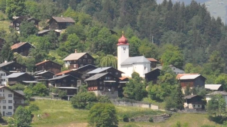 Part dal vitg da Luven cun Baselgia. 