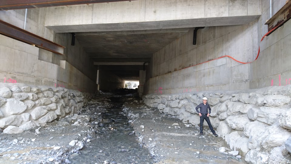 Peter Heuscher en il tunnel.