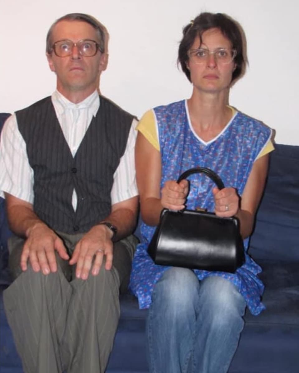 Duo Grinsmanöver als Ferdinand und Gritli auf dem Sofa.