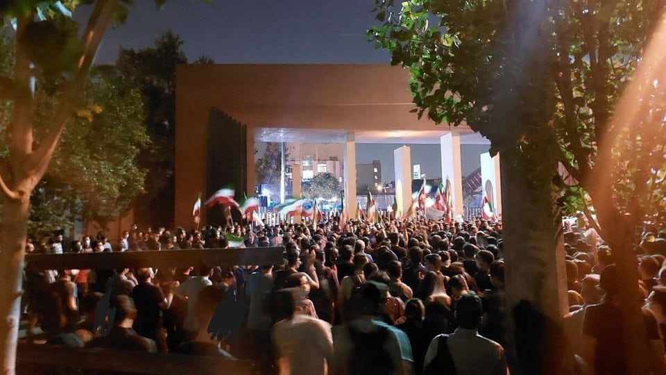 Protests sin il campus da l'universitad da tecnologia Sharif a Teheran