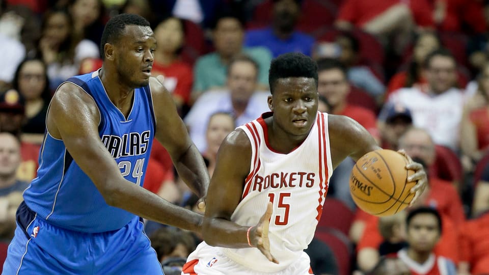 dus giugaders da basketbal en acziun