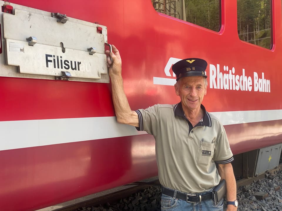 Hans Jakob Schutz vor seinem Steuerwagen RhB