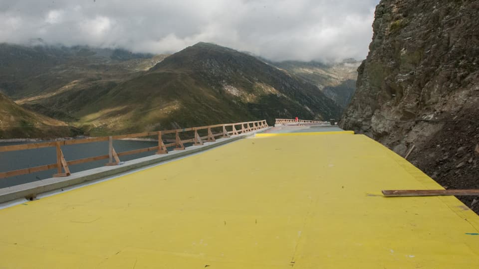 La matta da plastic sin il tetg da la galaria che tegn davent l'aua.