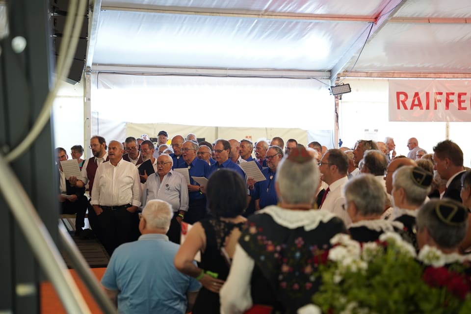 Alle Chöre, die am GEsangsfest teilgenommen haben singen gemeinsam im Festzelt.