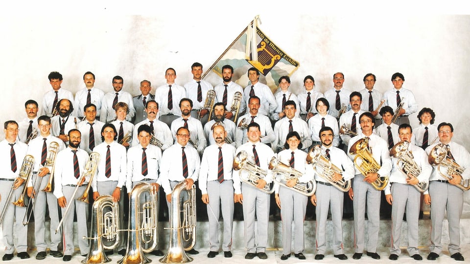 Die Musikgesellschaft Tschlin posiert für ein Vereinsfoto.