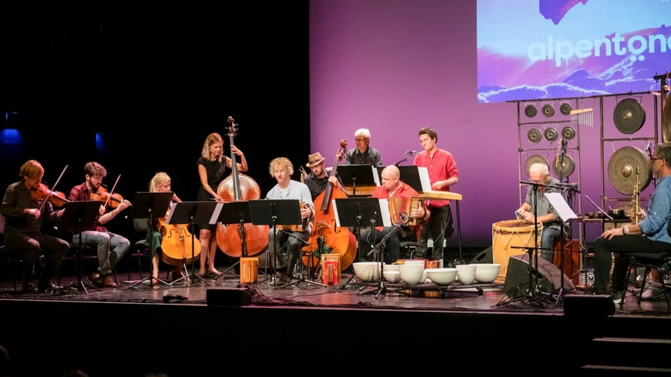 orchester da musica populara suna sin tribuna