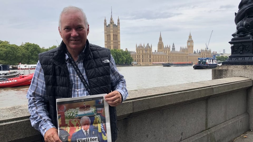 Phil tegna ina gasetta sper a la Themsa a Westminster