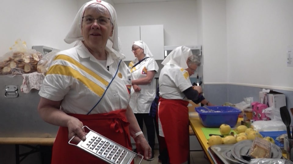 Helferinnen in einer Küche in Lourdes.