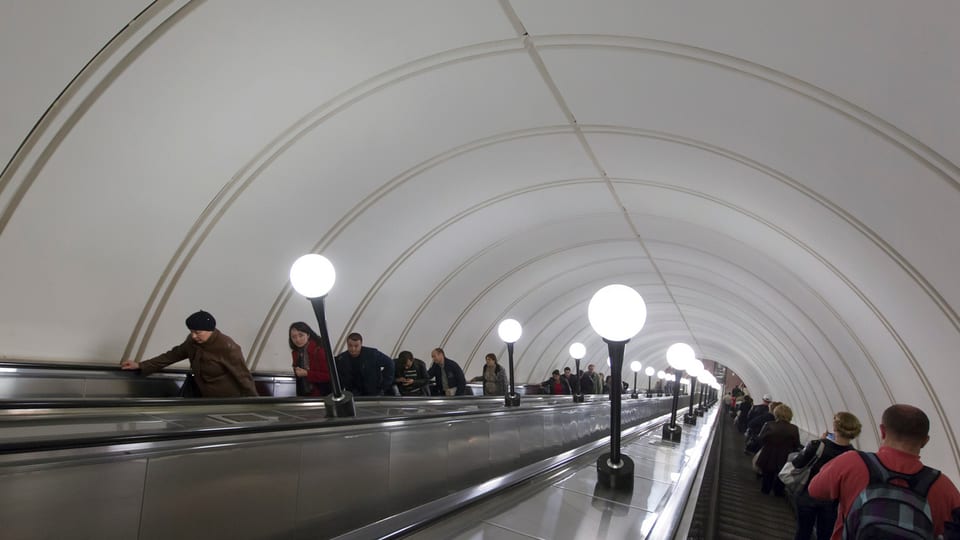 Las stgalas rullantas en la metro da Moscau èn lunghezza - la pli lunga mesira 126 meters e va 84 meters en la profunditad. 