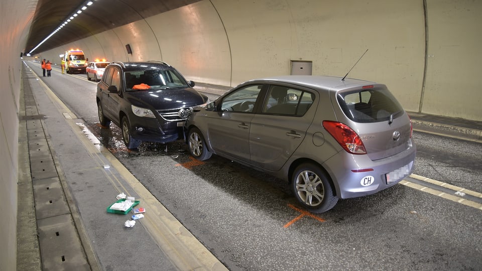 Ils dus autos collidats en il tunnel.