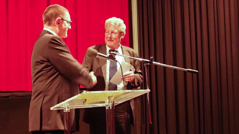 Peter Curdin Conrad, il president da la fundaziun Georg Aliesch-Davaz surdat il premi a Thomas Keller dal Kino Tusaun.