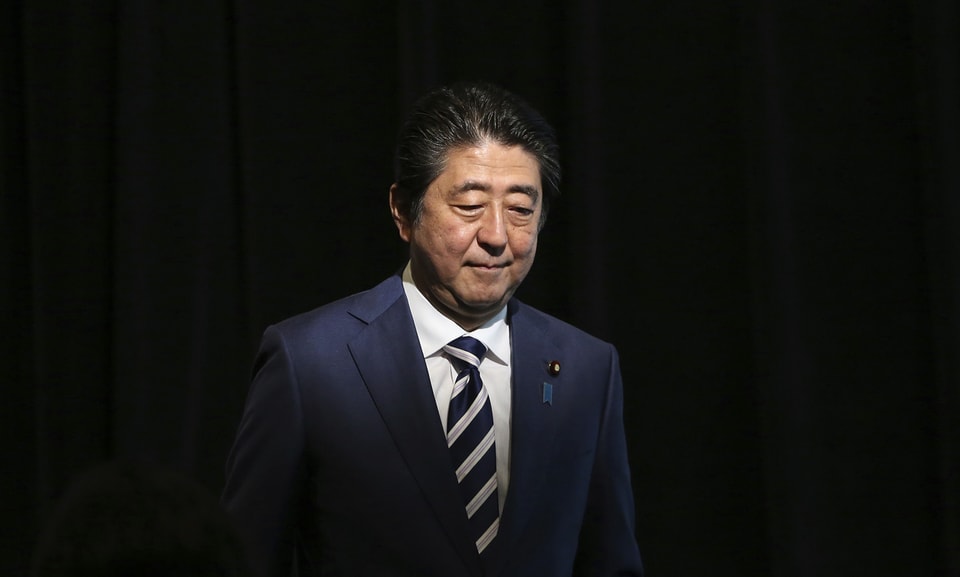 L'anteriur primminister Shinzo Abe è vegnì blessà grev e sa chattia en l'ospital. 