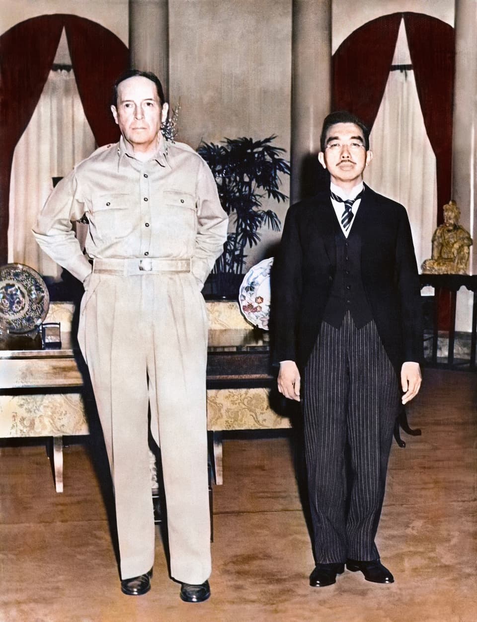 Imperatur Hirohito ed il general american Douglas MacArthur.