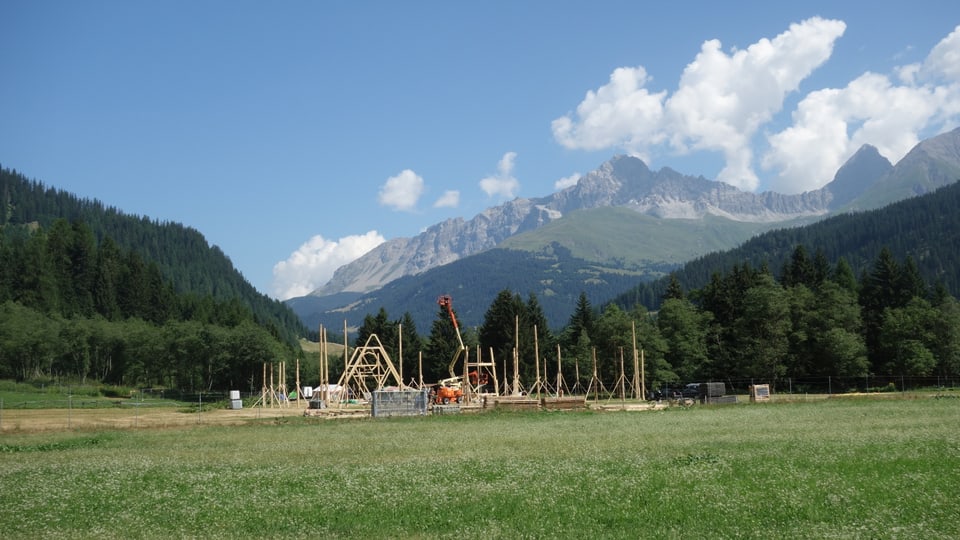 Quai vegn installada ina da las grondas tendas dal festival, davos è da vesair il Piz Mitgel ed il Corn da Tinizong.