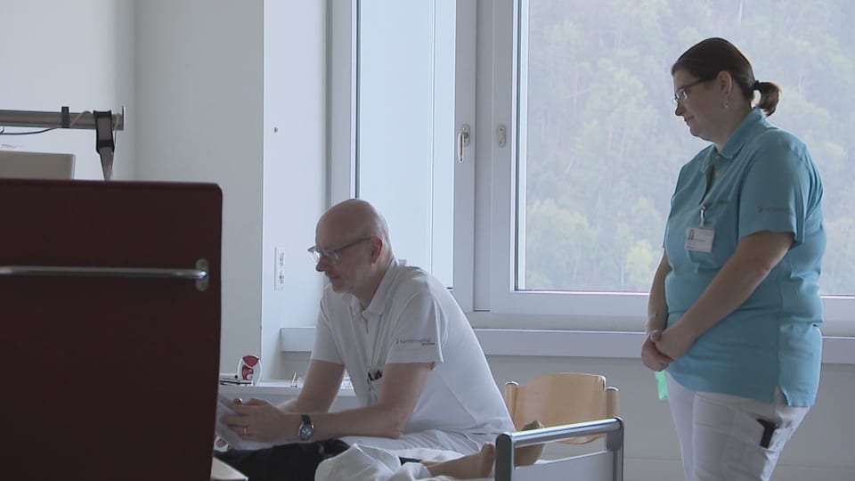 Visita dal medi sin la partiziun palliativa Arztvisite auf der Palliative Care Station