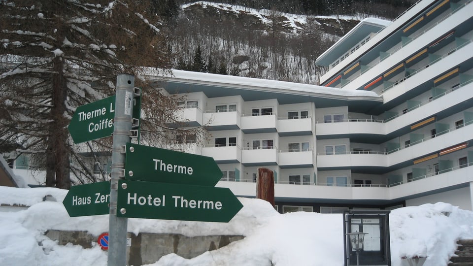 Hotel cun balcuns davos in mussavia tar la Therme ed il hotel Therme.