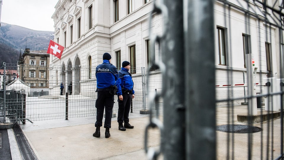 Policists da la polizia chantunala dal Tessin controlleschan las vias enturn il Tribunal penal federal. 