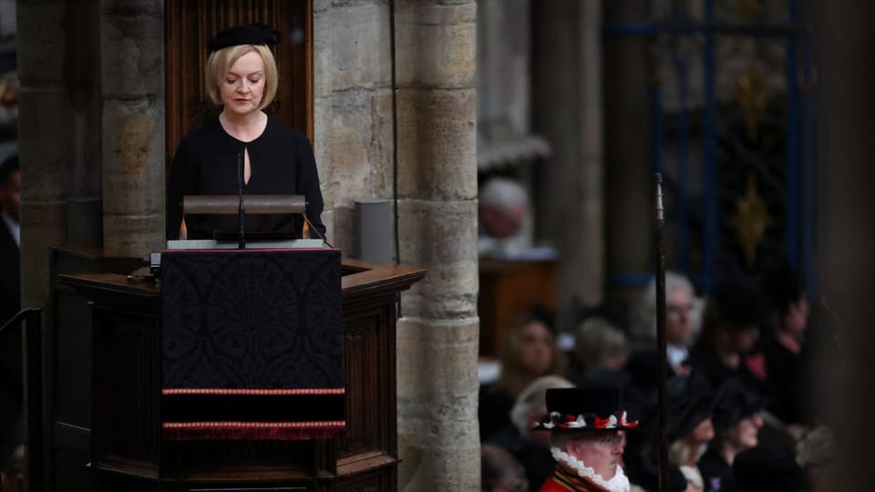 La nova primministra Liz Truss tegn in pled en la Westminster Abbey.