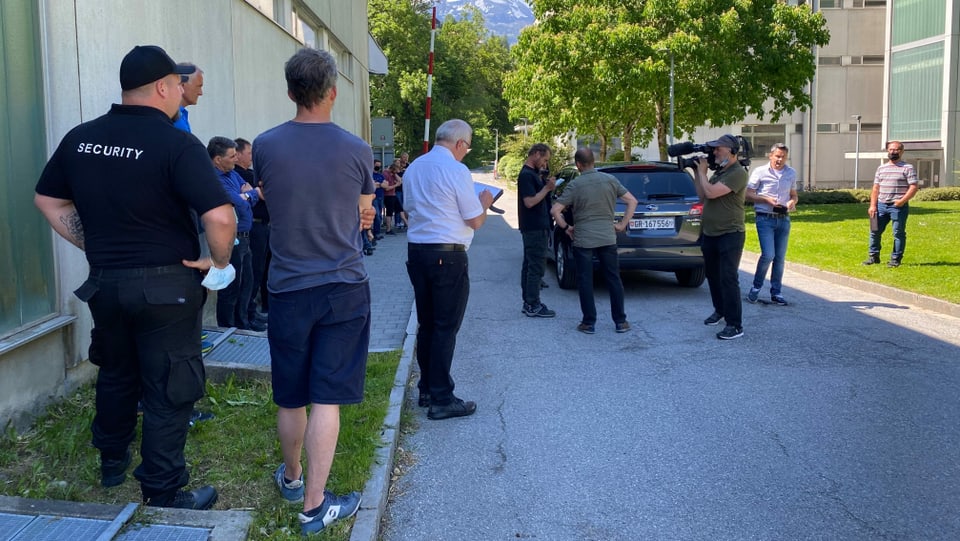 Tar in curs per funcziunaris da vischnanca exercitescha il participant Guido Casutt, co sa cuntegnair en il cas ch'el sto reparter ina multa. Ils participants èn odaviert, davos in auto.