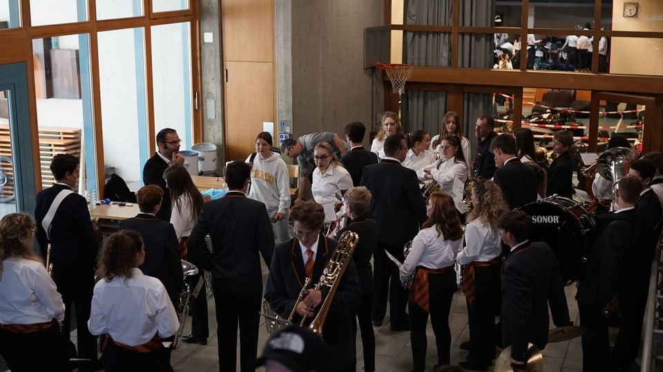 Mitglieder der Jugend Brass Band Imboden bekommen letzte Anweisungen vor dem Marschwettbwerb.