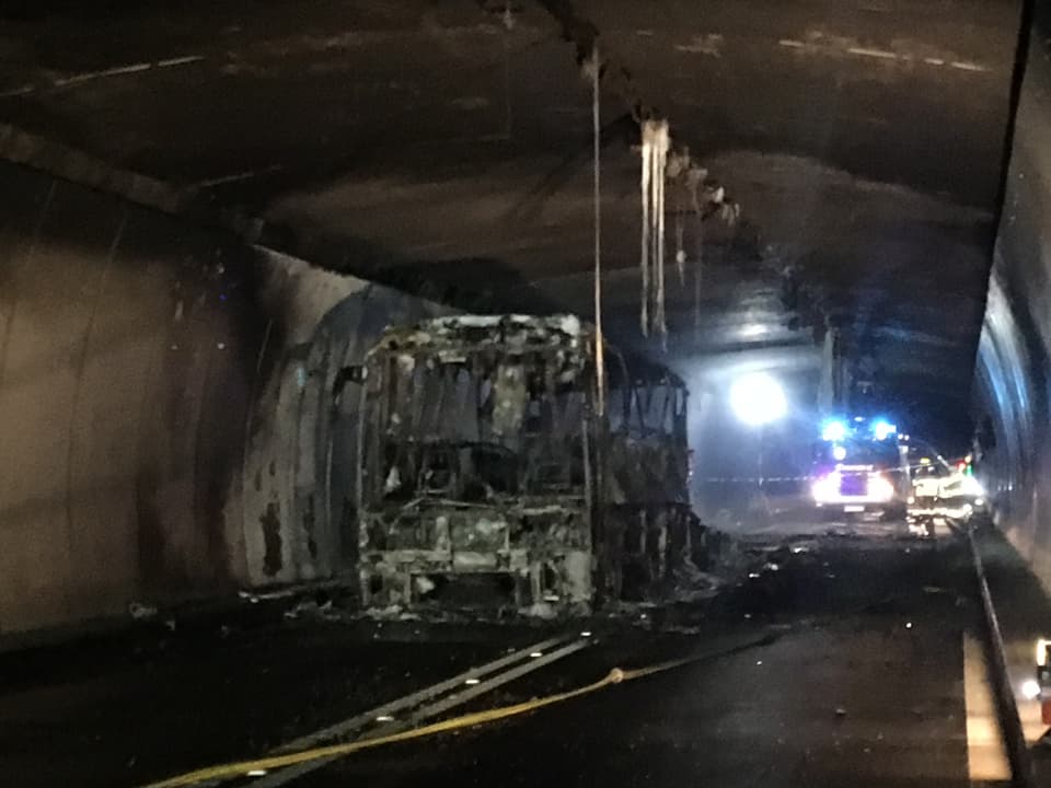 autocar brischà cumplettamain en il tunnel dal San Bernardino